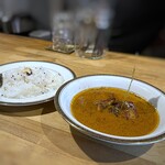 ぐぐカレー。 - チキンカレーセット（1辛:1,300円）・・ライスは少なめで。