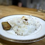 ぐぐカレー。 - ◆ライスはツヤがあり美味しい品。お写真は量を少な目にして頂いています。 茄子の素揚げとナッツ添え。