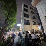 とん太 - 曲がると列の終わりが見えました。20人以上です。未だ18時前。