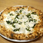 白金 イゾラ - 由比ガ浜のシラスと天草のアオサのピッツァ