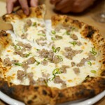 白金 イゾラ - サルシッチャと青唐辛子のピッツァ