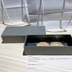 レスピラシオン - お土産でいただいたボルボロン
      スペインの伝統菓子。口の中に入れくずれる前に『ポルボロン』と三回えることができたら願い事が叶うという言い伝えがあるそうです。