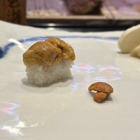 寿司 はせ川 心斎橋本店 - ・赤雲丹 五島列島産、食べ比べのバフン