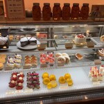 パティスリーマサ - ショーケースの様子。