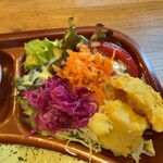 たまごの鶴田 - ・・「たまごライスプレート(¥1000)」の惣菜アップ①。