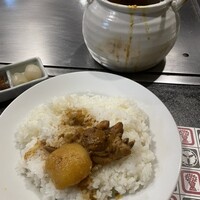 紅花別館 - 一皿目　じゃがいもとチキンｦ乗せ