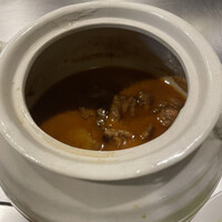 紅花別館 - ココットの蓋を開けるとカレーが入ってます