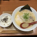 大衆中華そば喜楽 - 卓上にあった塩昆布をご飯にパラり