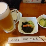 居酒や　すし忠 - 生ビール（中） ＋ お通し（2品）