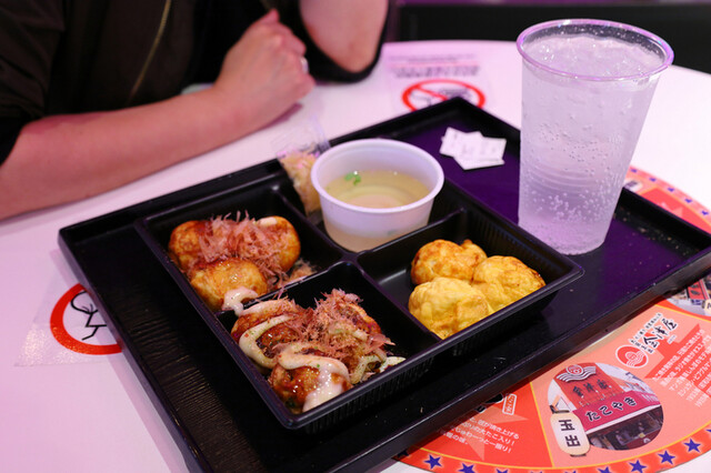 Takoya Dotonbori Kukuru Yunibasaru Shitiuoku Oosaka Ten