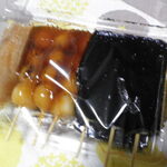 やきだんご 銀月 - ごまがすごい