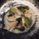 鉄板料理 らくだ - シーフードとシャインマスカットのコンソメ