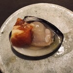 鉄板料理 らくだ - 大きな蛤焼きを焼いたトマトと共に