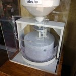 黒むぎ - 入口に鎮座する石臼