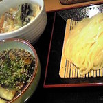 満月 - 肉ざる つけ麺６８０円＋ミニ野菜天丼３００円のセット。人気らしい。