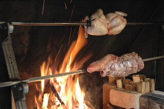 Pyrenees - 若鶏や仔羊を豪快に暖炉で焼きます！