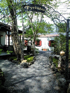 Pyrenees - 隣には約7000本のワインを収蔵するワインカーブも。ご希望の方はソムリエがご案内。