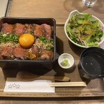 天神黒毛流 焼肉 参星 - 月見カルビ重1,300円（ご飯大盛無料）