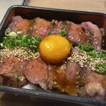 天神黒毛流 焼肉 参星 - 比較的厚いカルビは程よい焼き加減