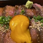 天神黒毛流 焼肉 参星 - 黄身がとろ〜んとご飯に染みて美味しい