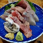 青海 - お刺身盛り合わせ、ちょっとあぶったタチウオもいる