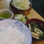 竹乃 - 定食にはライス、お味噌、お新香付き。キャベツ追加ok。