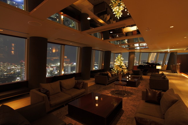 都内のオシャレエリアで、ソファーがあったり人目につかない夜景が綺麗 