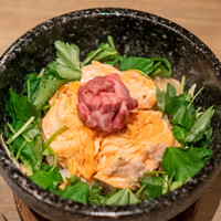 焼肉うしごろ - 秋鮭といくら、厳選部位の石焼ご飯