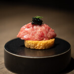 USHIGORO S. - キャビアと和牛の燻製タルタル