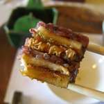 庭園の宿 石亭 - 先付の笹の中は「穴子黒米寿司」