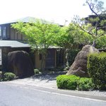 庭園の宿 石亭 - 入り口です。駐車場はここの山側にあります。