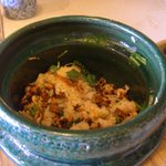 庭園の宿 石亭 - 陶器の釜でご飯が出てきます。