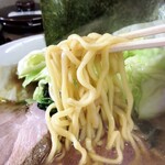 甲子家 - 醤油とんこつラーメン(並)、麺リフトアップ