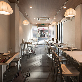 貸切可能◎白を基調としたシックでモダンな雰囲気が魅力