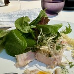 神楽坂 フレンチレストラン ラリアンス - 前菜にサラダを添えてもらったところ。サラダは食べ放題。
      2024年10月24日