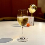 神楽坂 フレンチレストラン ラリアンス - 白ワイン クロワザード シャルドネ 990円
      2024年10月24日