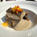 神楽坂 フレンチレストラン ラリアンス - 本日のお魚のポアレ(この日は山形の庄内で取れたサワラでした) 金澤美人れんこん マッシュルームソース
                                2024年10月24日