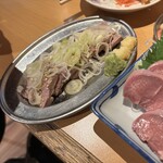 もつ焼きおとんば 高田馬場店 - 低温レバ刺しと上タン刺し