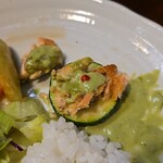 キッチン ブルー グローブ - ズッキーニを下に引いて、最後のピンクペッパーを乗せて