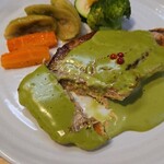 キッチン ブルー グローブ - ポワレをカット、ねっとりなソース