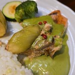 キッチン ブルー グローブ - 茄子、ピンクペッパーを乗せて