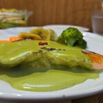 キッチン ブルー グローブ - 横から、ソースが流れています