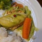 キッチン ブルー グローブ - 茄子、ピンクペッパー、人参を添えて