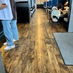 肉の青木商店 - 待機場所(4人座れます)から