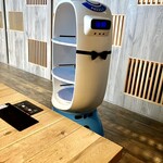 肉の青木商店 - 蝶ネクタイがカワイイ、運搬ロボット