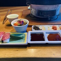 雪月花 彦根 - サラダ、キムチ、ナムル、3種類のタレ