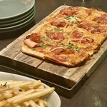 tavern on S <es> - ディアボラスクエアピザ　クリスピーでおつまみにいいです