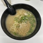 長浜ラーメン力 - コショーとゴマ振ります