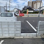 長浜ラーメン力 - お店東側に広い駐車場が