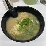 長浜ラーメン力 - ラーメンやきめしセットのラーメン@1100